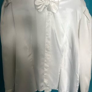 Off white Vintage Daniel Duval Blouse
Silky texture long sleeve button down